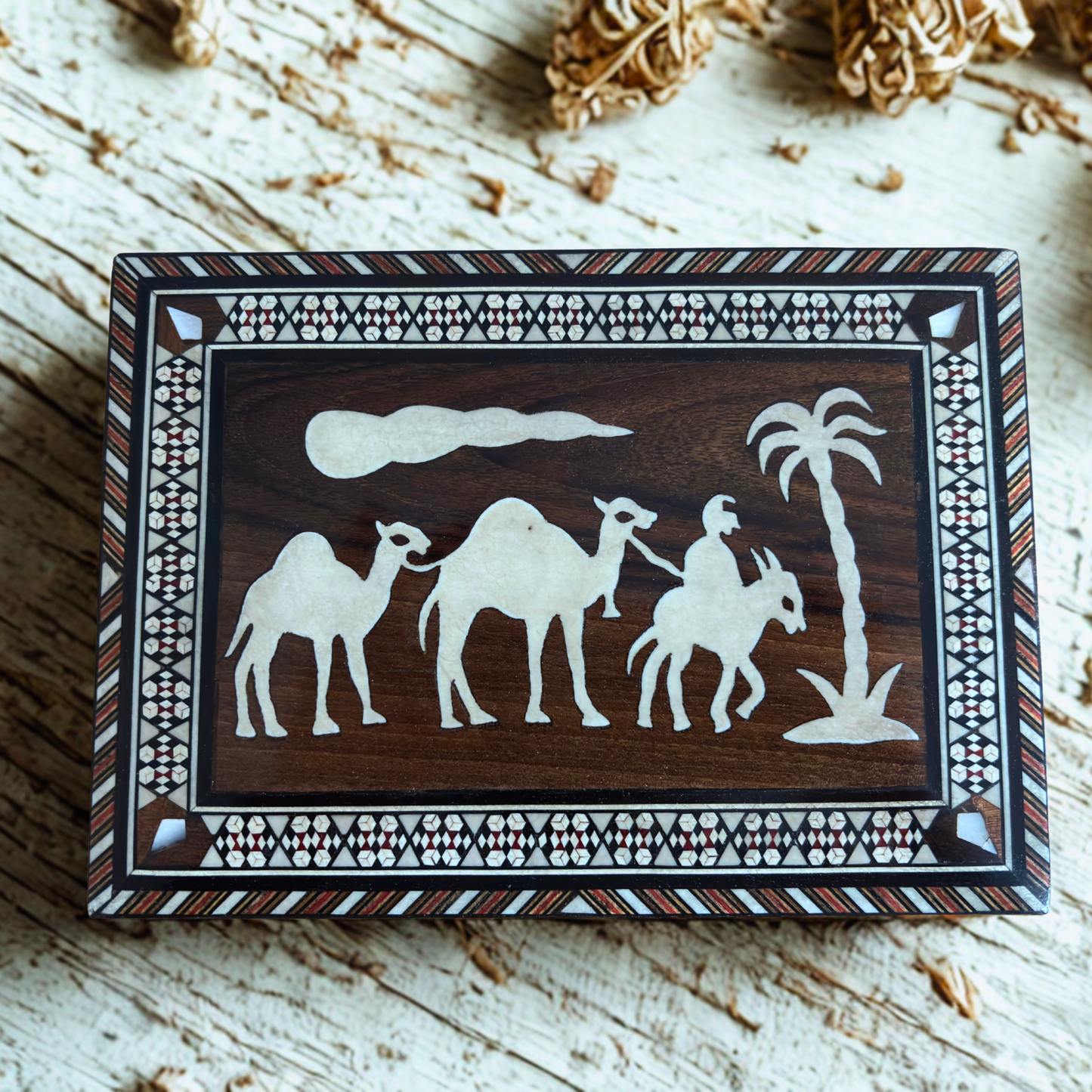 Caixa vintage de mosaico damasceno dos anos 70, design de camelo, caixa artesanal síria para lembranças