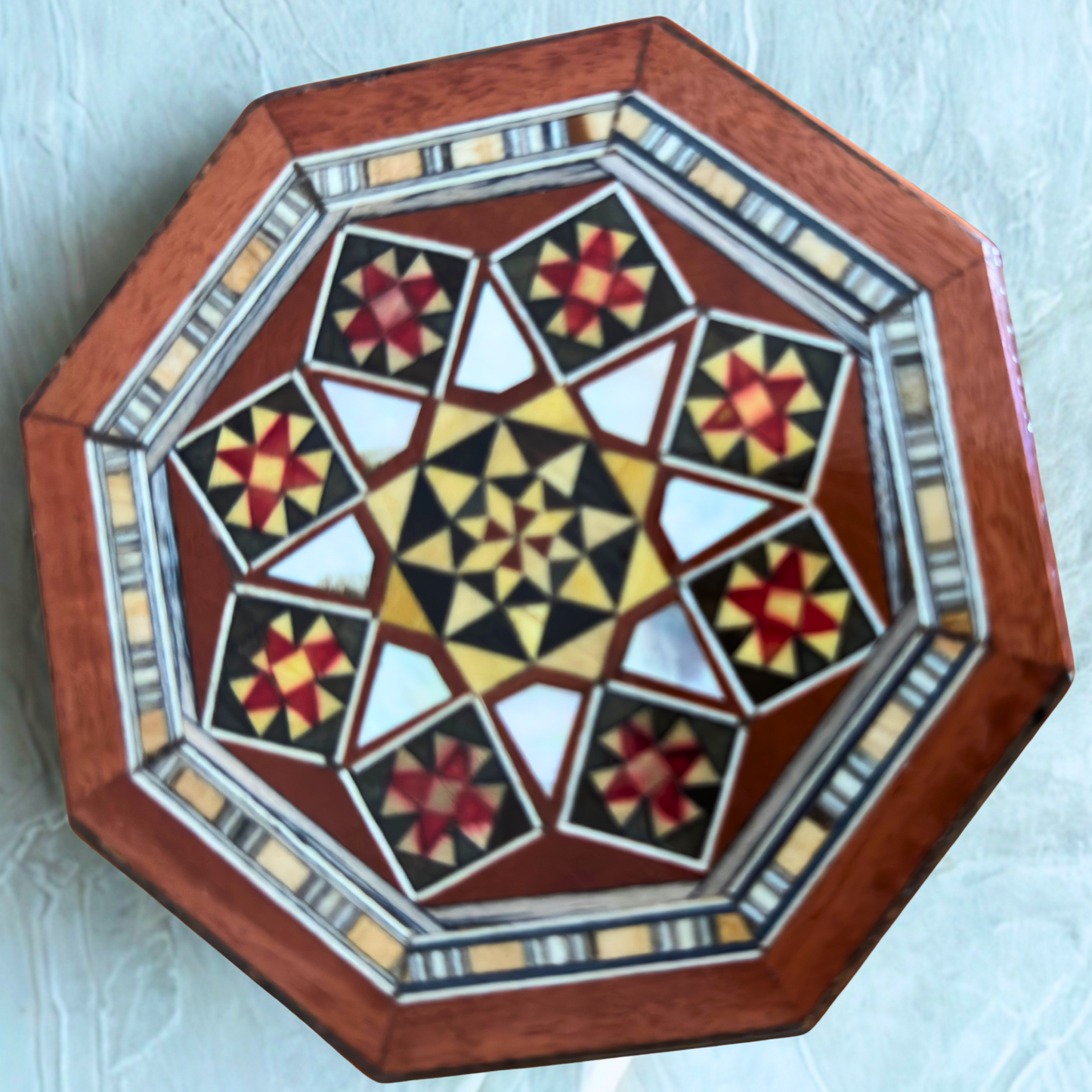 Boîte octogonale en mosaïque damasquinée pour bijoux – Bois artisanal et incrustations en nacre en terracotta rustique et chaleureux
