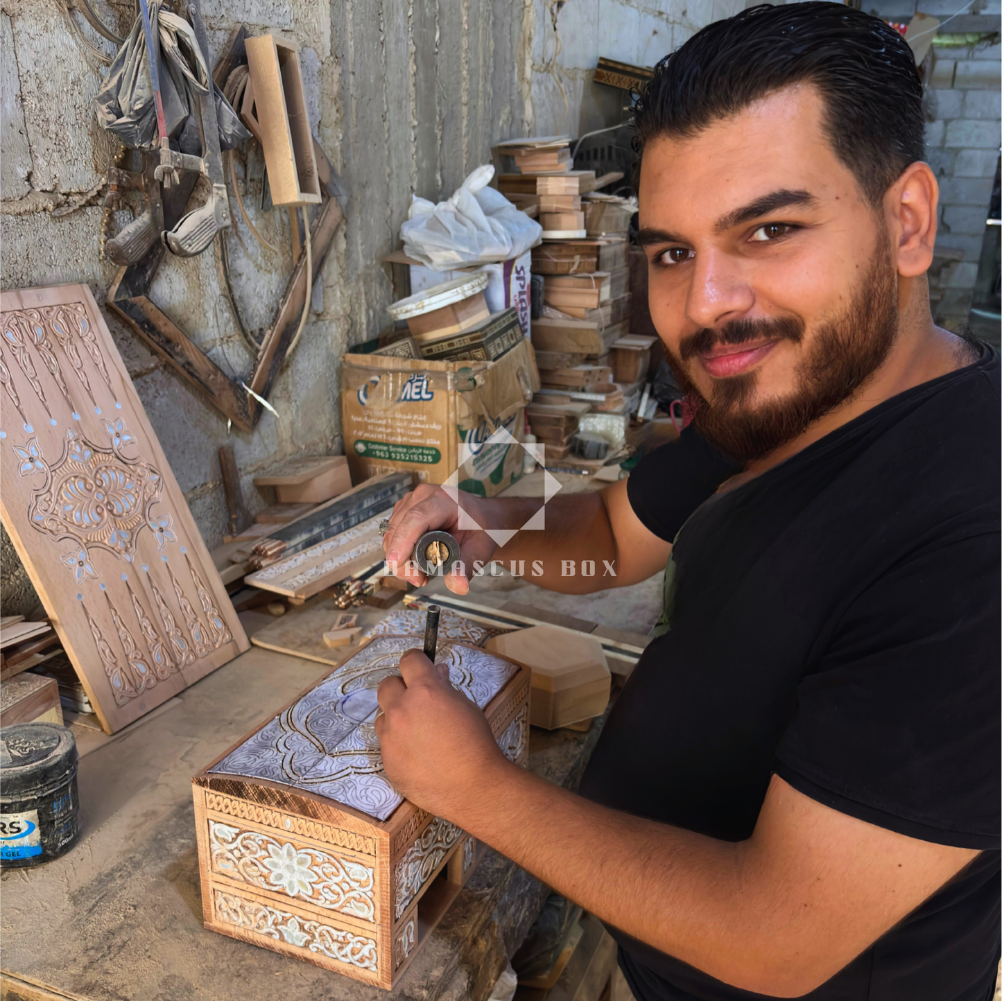 El Oyması Kayın Ahşap Kutu – Ceviz Rengi ve Sedef İşlemeli