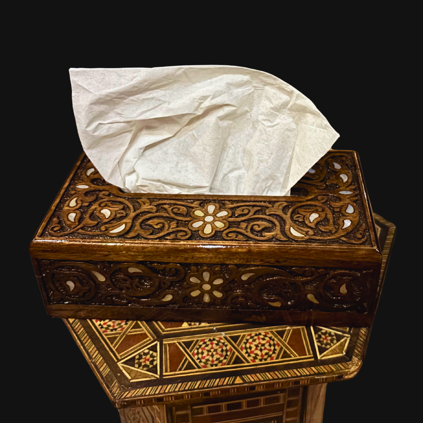 Boîte à Mouchoirs en Hêtre Sculptée à la Main avec Incrustations de Nacre – Finition Noyer Élégante