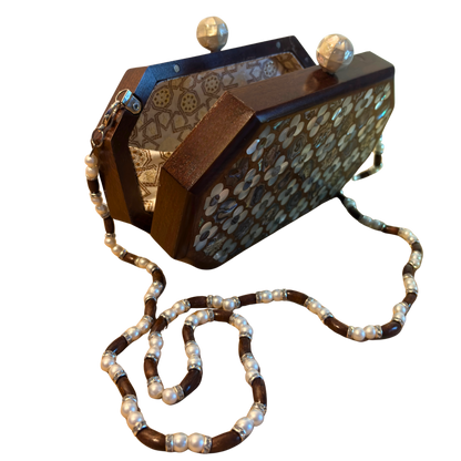 Jouri – Pochette Damasquine de Luxe avec Nacre Florale & Chaîne de Perles