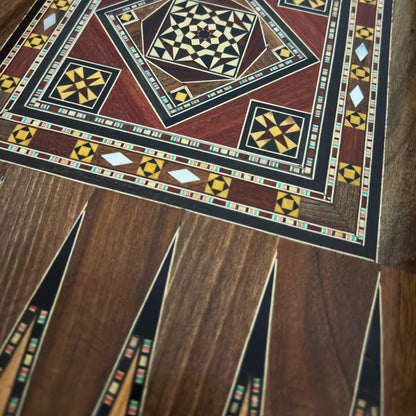 Handgemaakte Damascener Backgammon- & Schaaktafel door Gaby Al Dayeh – Meesterwerk met Parelmoerinleg