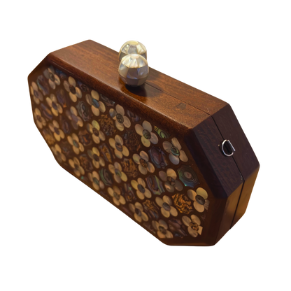 Jouri – Pochette Damasquine de Luxe avec Nacre Florale & Chaîne de Perles