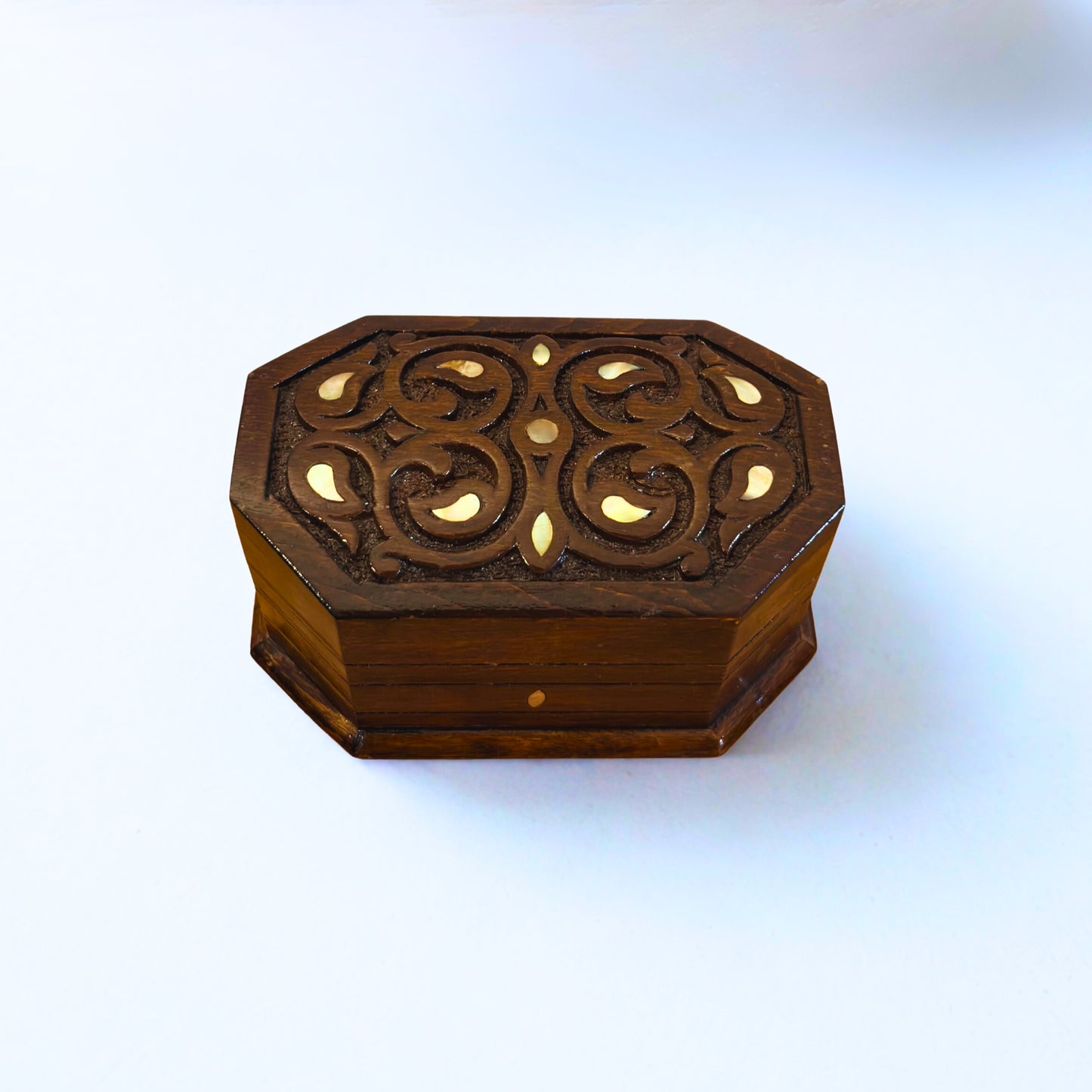 Boîte en Hêtre Sculptée à la Main – Nacre & Finition Noyer Élégante