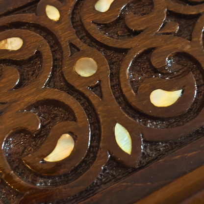 Boîte en Hêtre Sculptée à la Main – Nacre & Finition Noyer Élégante