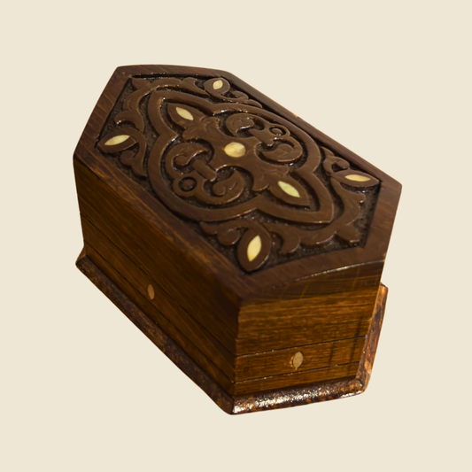 Caja de Haya Tallada a Mano con Nácar y Terciopelo – Diseño Oriental Atemporal