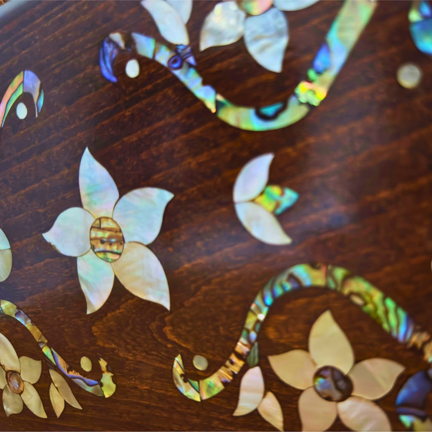 شام – حقيبة يد دمشقية فاخرة مطعّمة بالصدف وبطانة بروكار