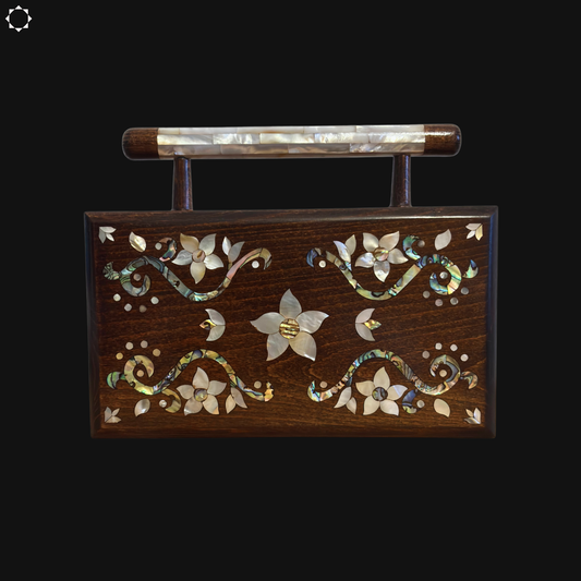 Le Jardin de Noor – Pochette Damasquine en Noyer avec Incrustations Florales de Nacre