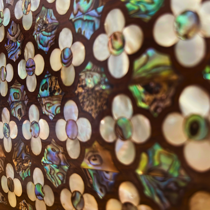 Jouri – Pochette Damasquine de Luxe avec Nacre Florale & Chaîne de Perles