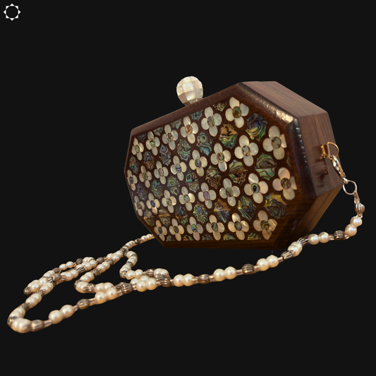 Le Murmure des Roses – Pochette Damasquine en Noyer avec Roses en Nacre et Chaîne de Perles
