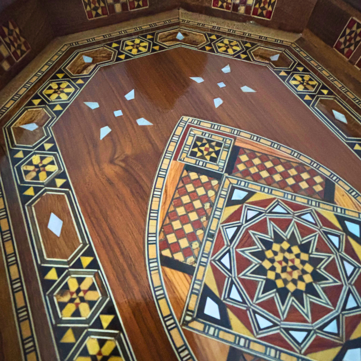 Plateau Damasquiné en Bois – Incrustation de Nacre & Finition Noyer