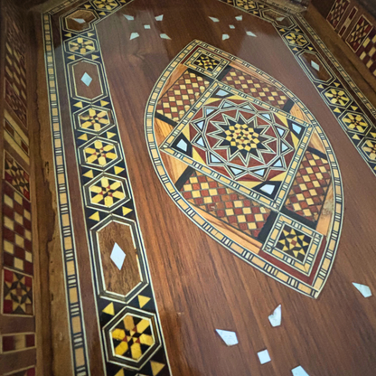 Plateau Damasquiné en Bois – Incrustation de Nacre & Finition Noyer