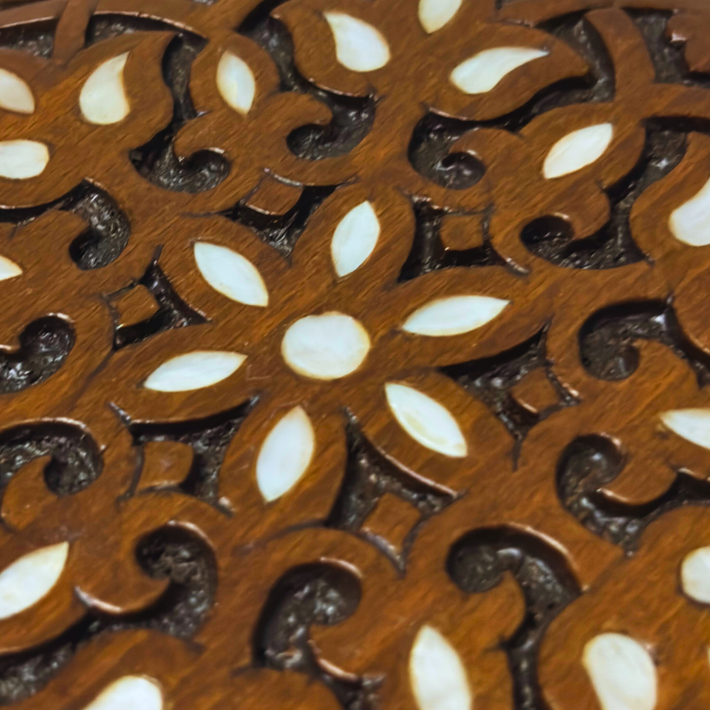 Boîte de Luxe Sculptée à la Main – Nacre & Velours