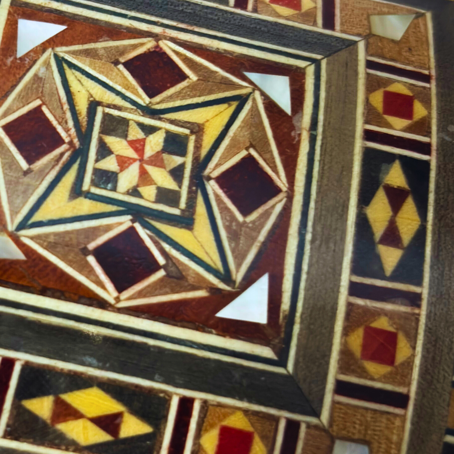 Boîte en Mosaïque Artisanale de Damas – Art Traditionnel & Velours