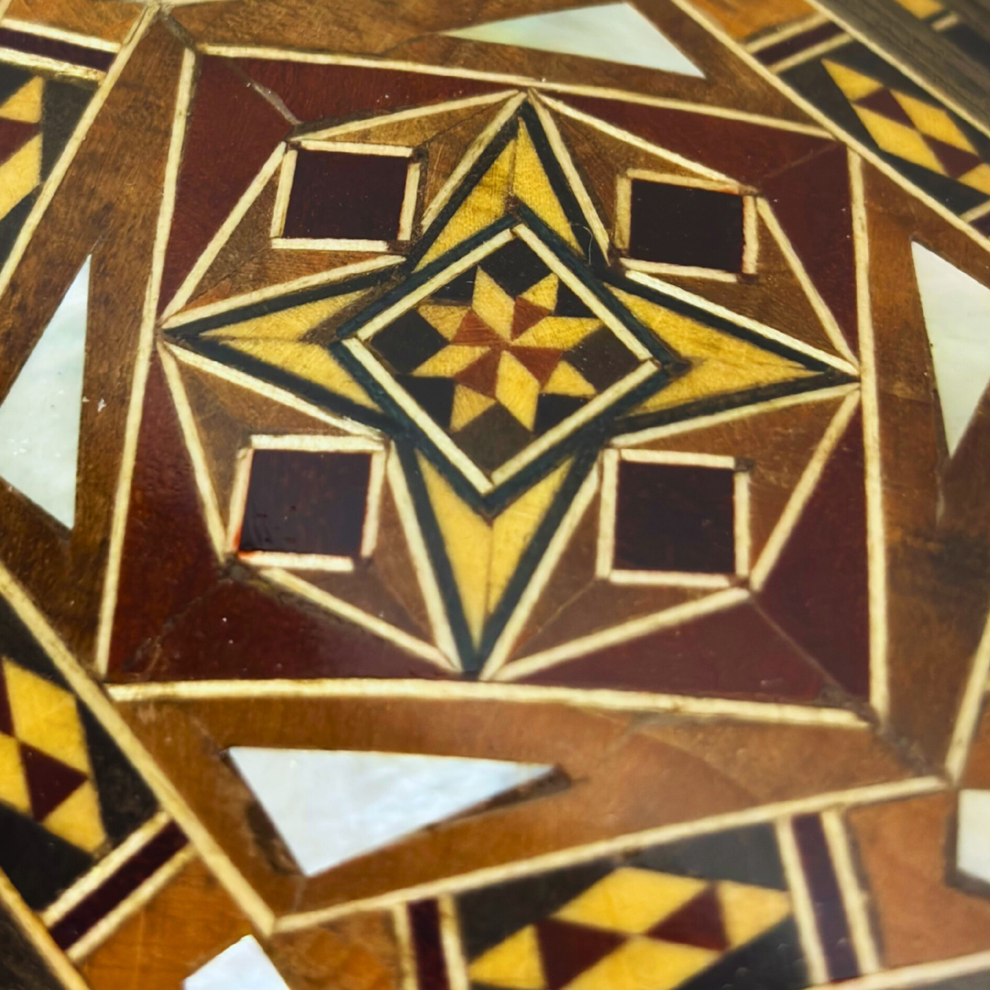 Boîte en Mosaïque Artisanale de Damas – Art Traditionnel & Velours