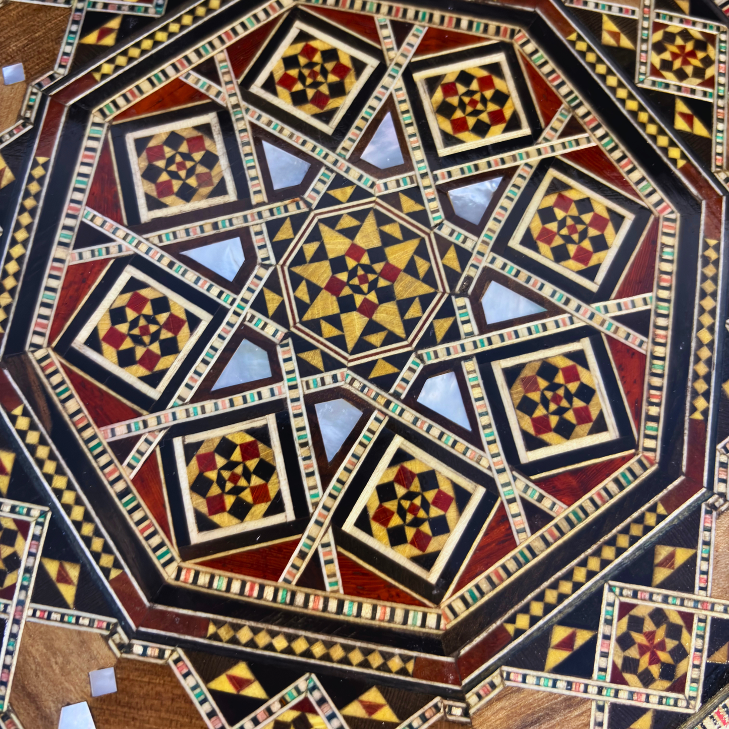 Boîte en Mosaïque Damascène Faite Main – Nacre & Velours