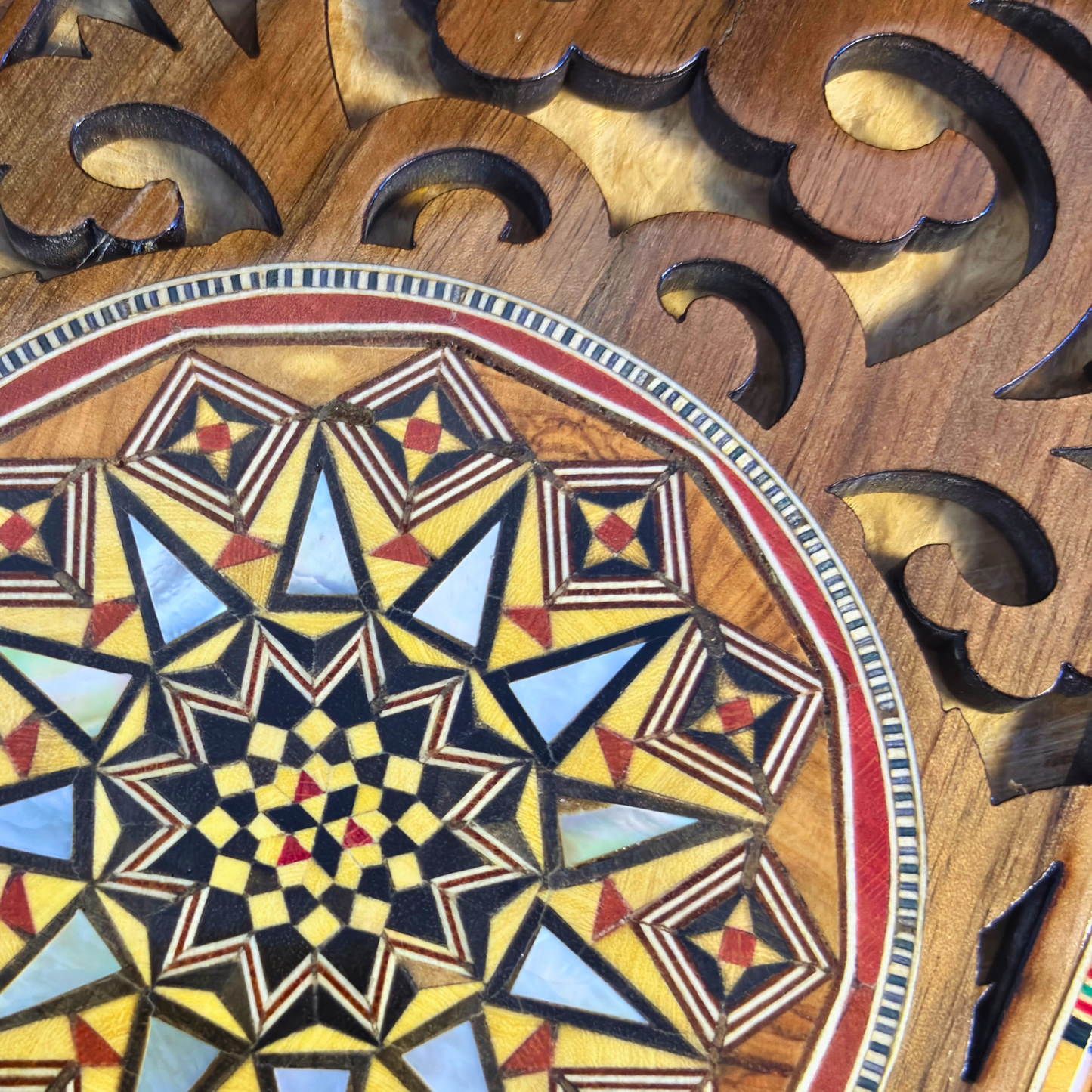 Boîte en Mosaïque Damascène Faite Main – Nacre & Sculpture Artisanale