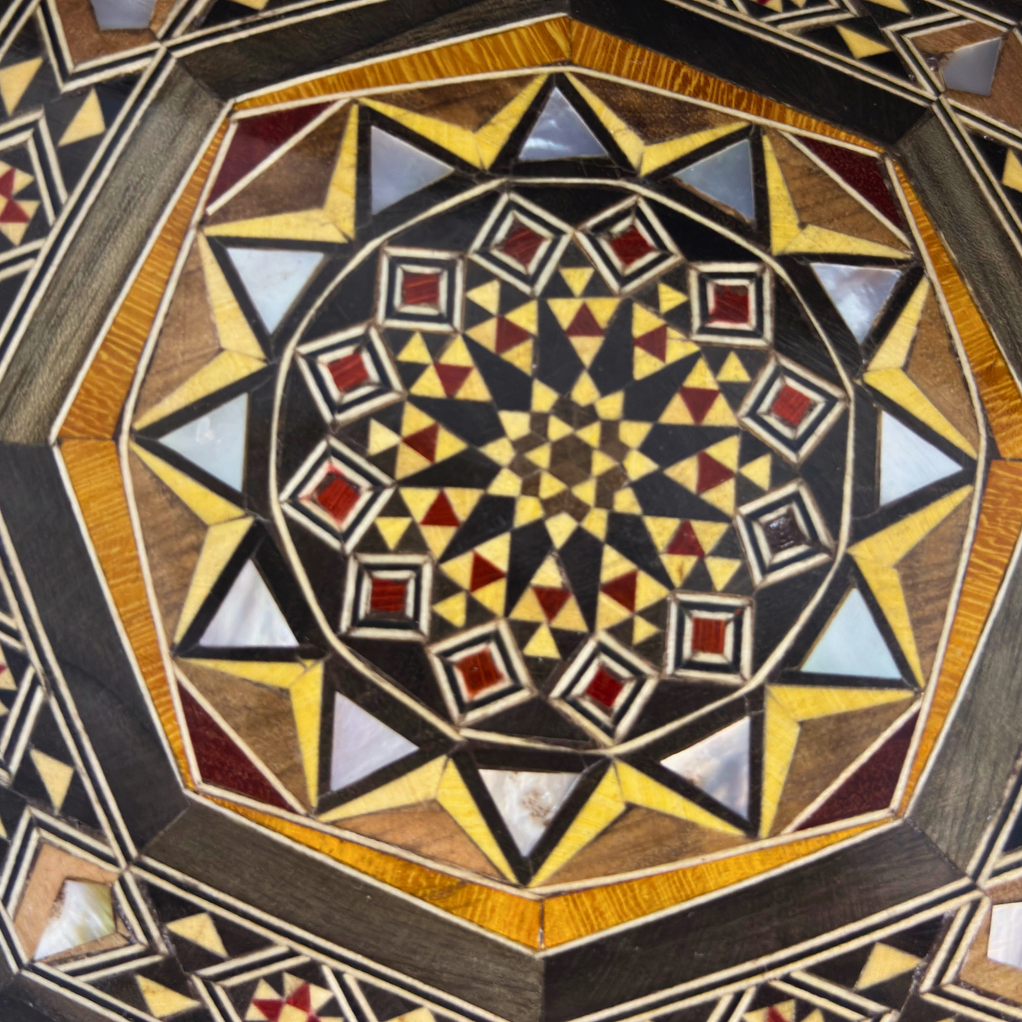Boîte en Mosaïque Damascène Faite Main – Nacre & Velours