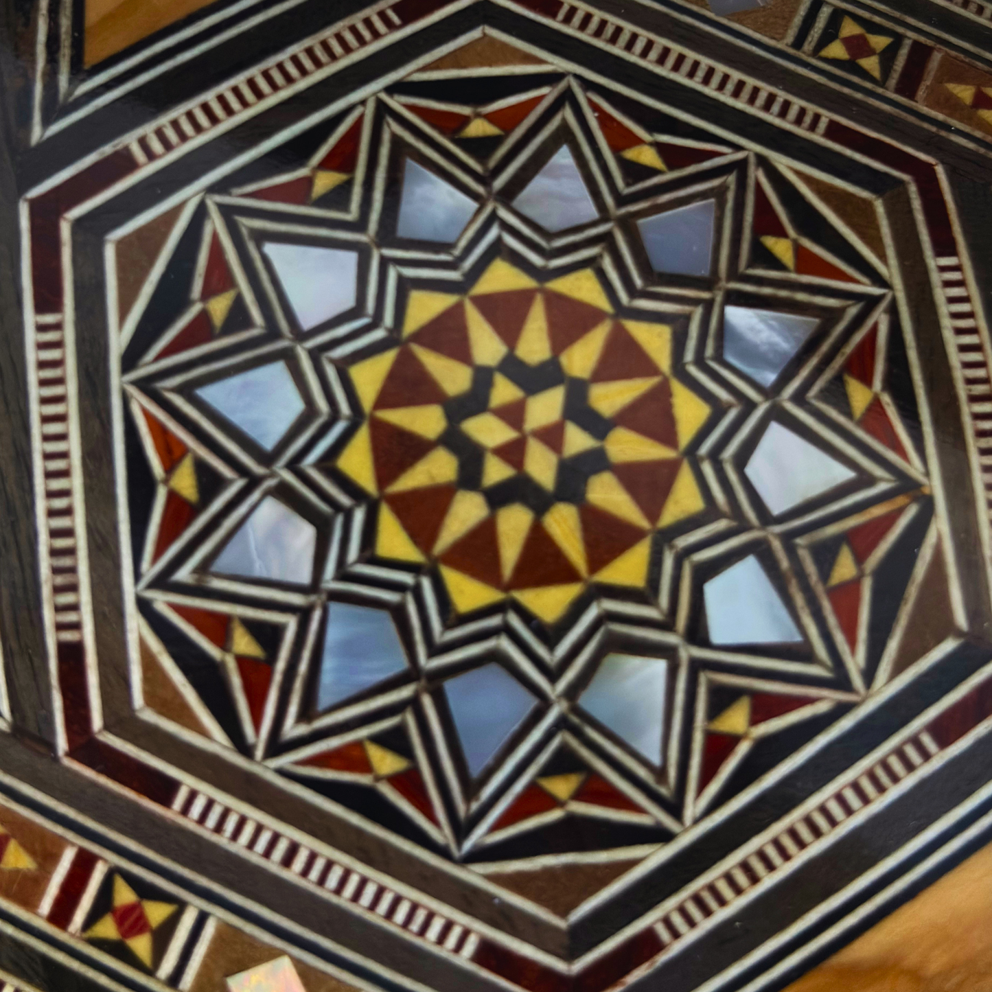 Boîte en Mosaïque Damascène Faite Main – Nacre & Velours