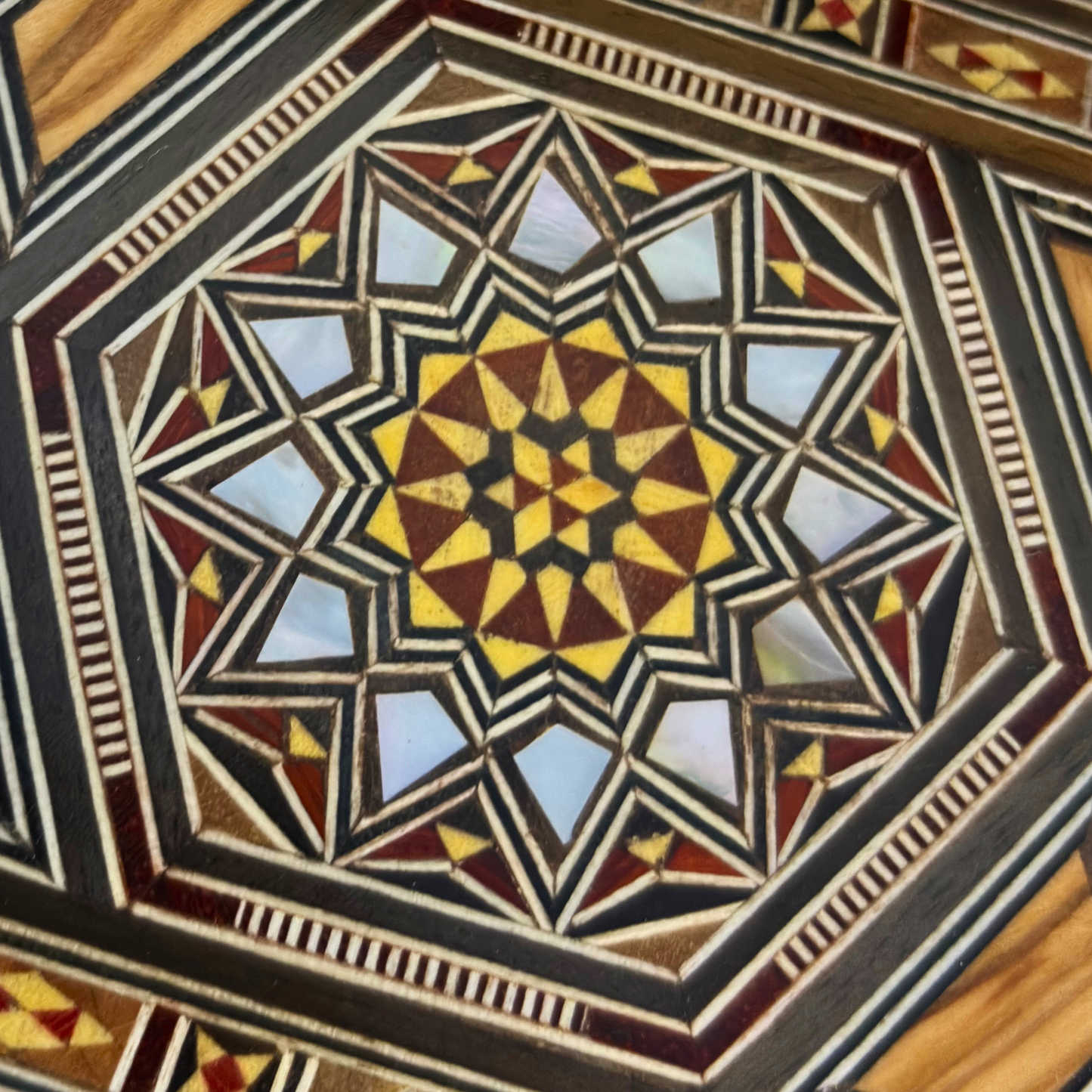 Boîte en Mosaïque Damascène Faite Main – Nacre & Velours