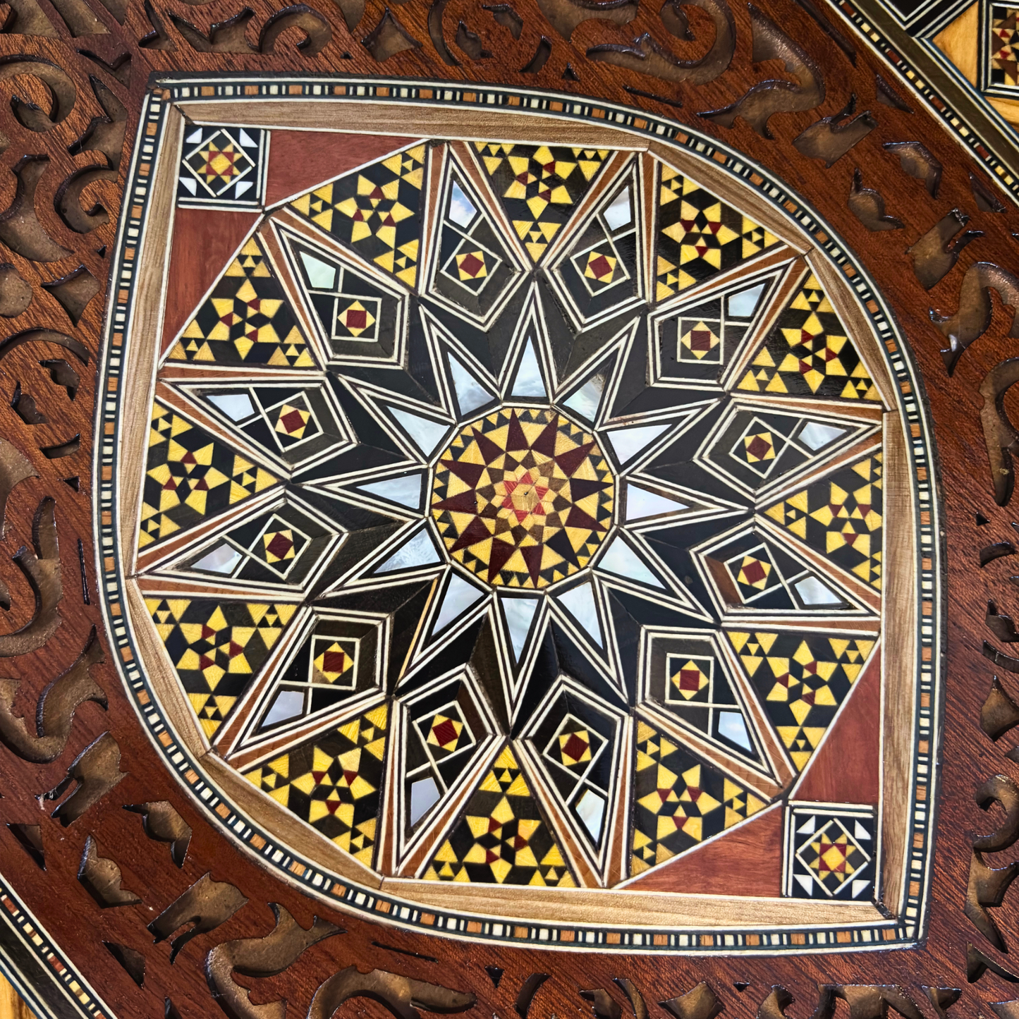 Plateau de Service en Mosaïque Damascène – Nacre & Sculpture Artisanale