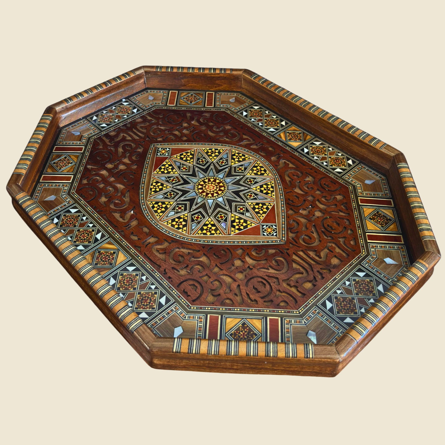 Plateau de Service en Mosaïque Damascène – Nacre & Sculpture Artisanale