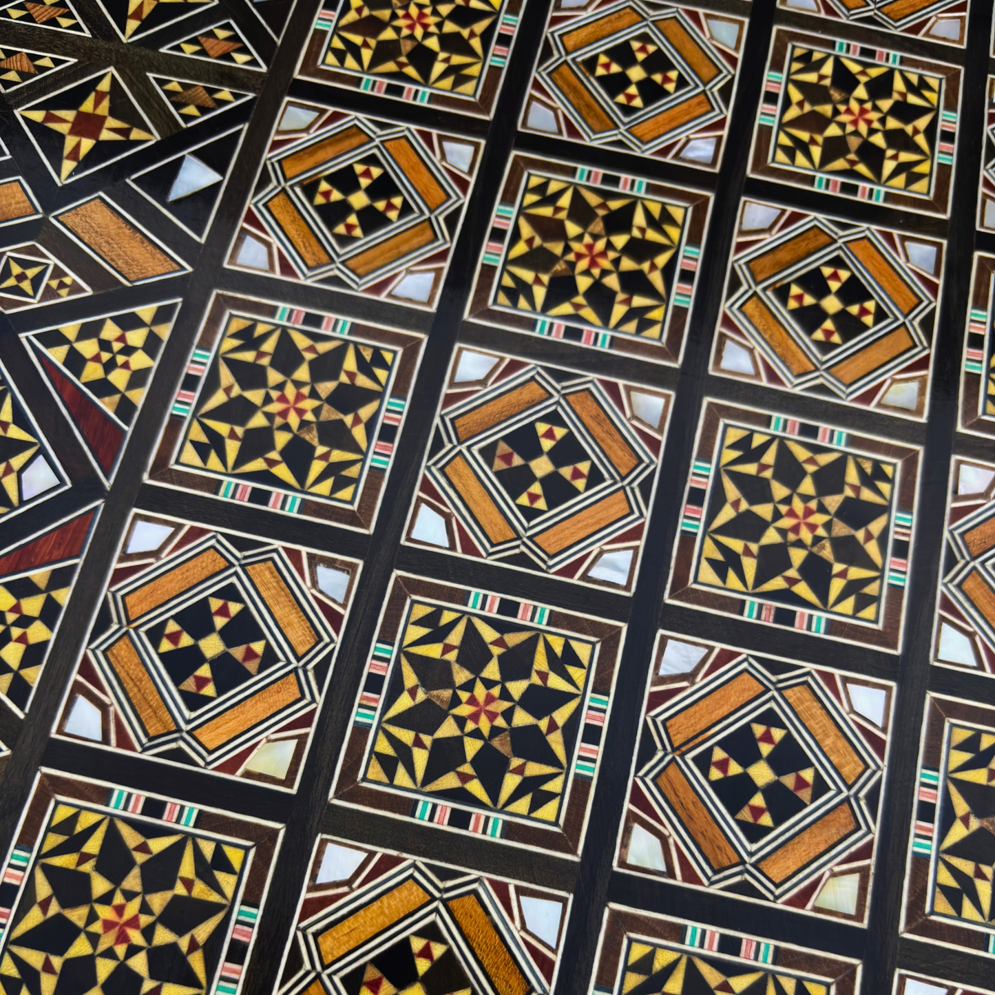Jeu d’Échecs et de Backgammon de Luxe – Art Damascène & Nacre