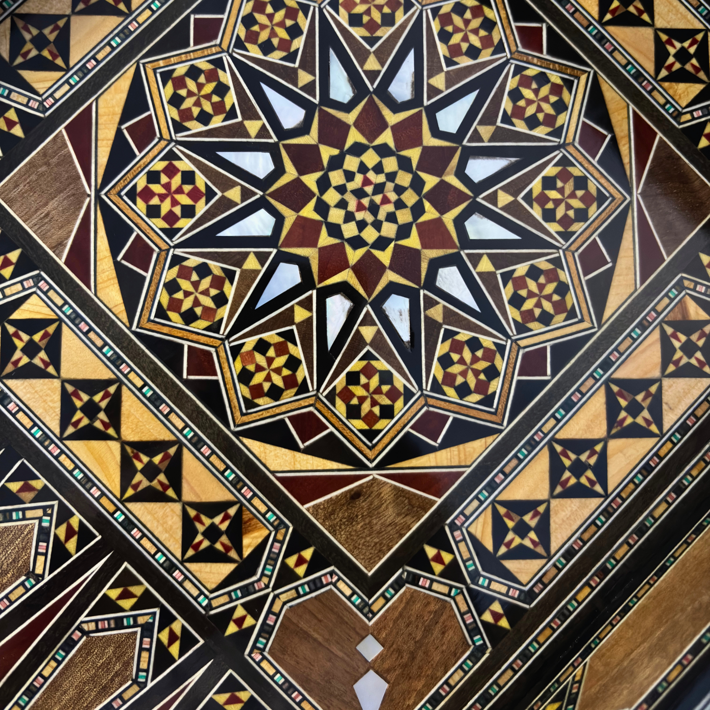 Jeu d’Échecs et de Backgammon de Luxe – Art Damascène & Nacre
