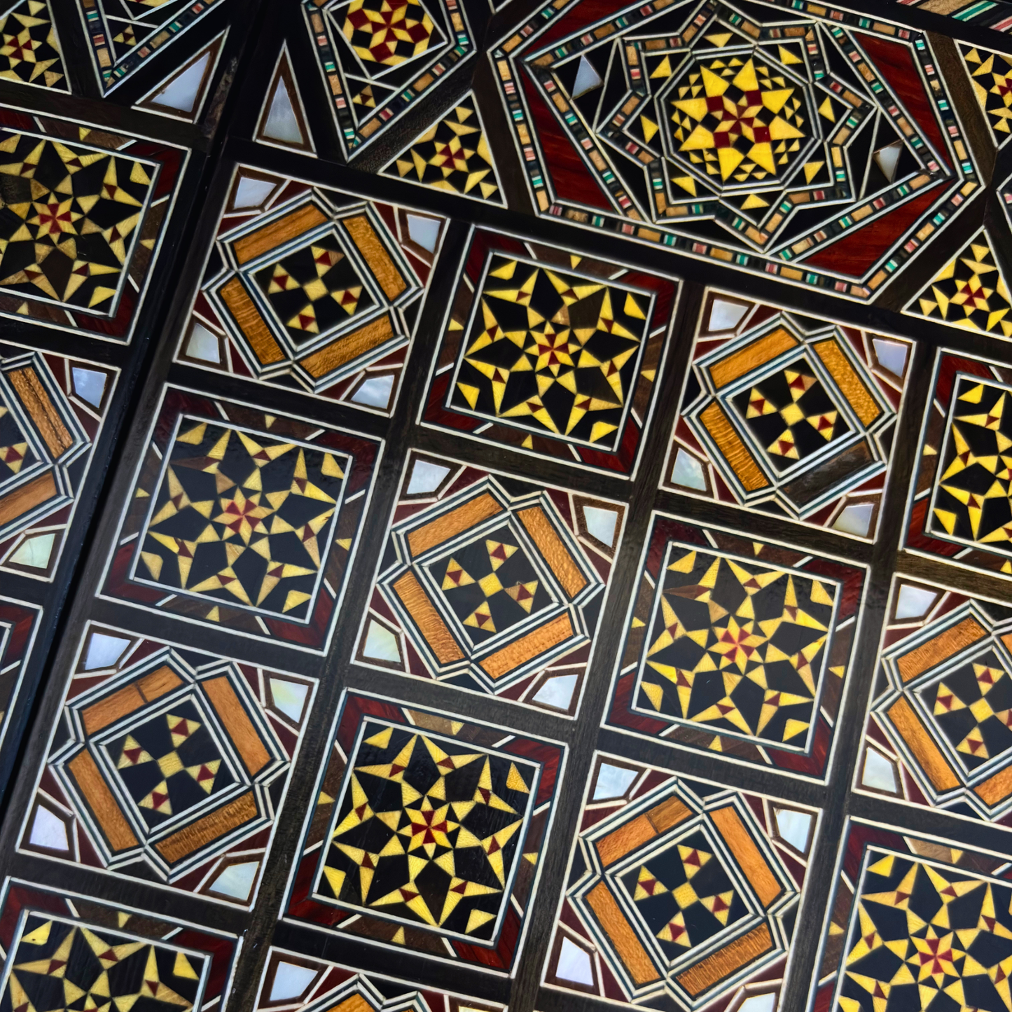 Jeu d’Échecs et de Backgammon Héritage – Artisanat Damascène en Mosaïque