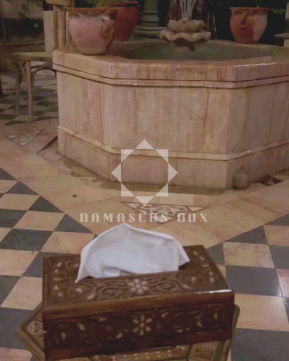 Boîte à Mouchoirs en Hêtre Sculptée à la Main – Finition Noyer et Nacre