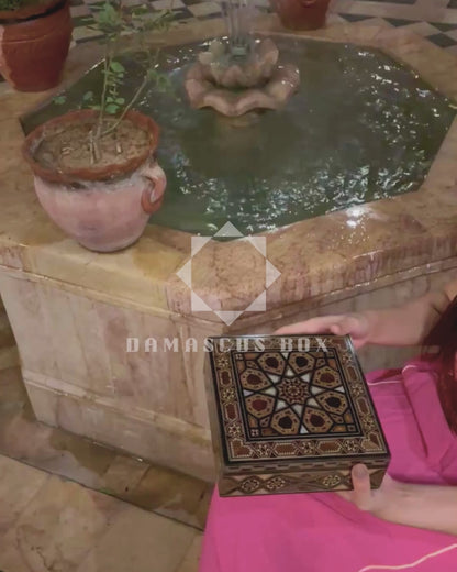 Boîte à Mosaïque Damasquine par Maître Gaby Al Dayeh – Nacre & Velours