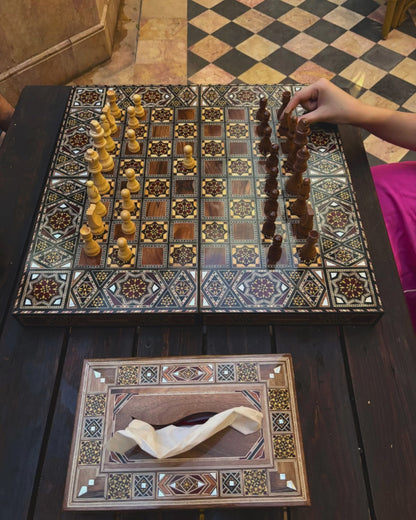Handgemaakte Damascener Backgammon- & Schaaktafel door Gaby Al Dayeh – Meesterwerk met Parelmoerinleg