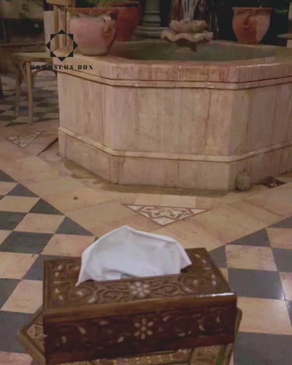 Boîte à Mouchoirs en Hêtre Sculptée à la Main avec Incrustations de Nacre – Finition Noyer Élégante